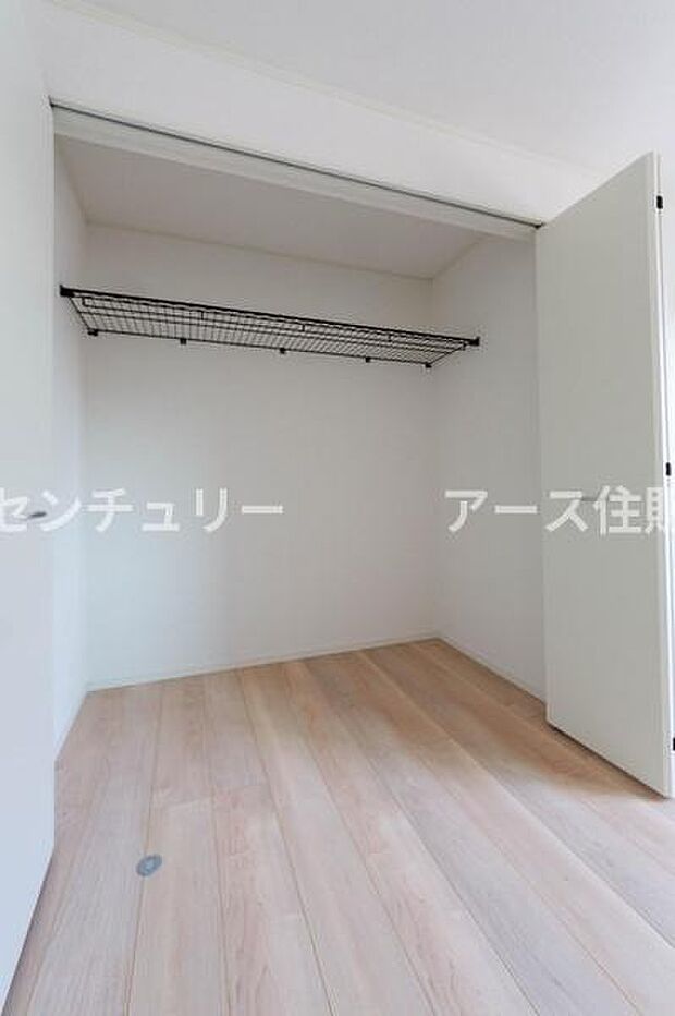 天井まで伸びる収納嬉しい収納力の高いクローゼット付き。天井付近までしっかりと収納ができる使い勝手の良いクローゼット。