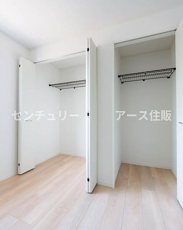 「収納が足りない」なんてもう言わせません。この充実した収納力があれば、お部屋を広く使えて、家族団らんの時間もさらに豊かに。スッキリした暮らしが叶います。