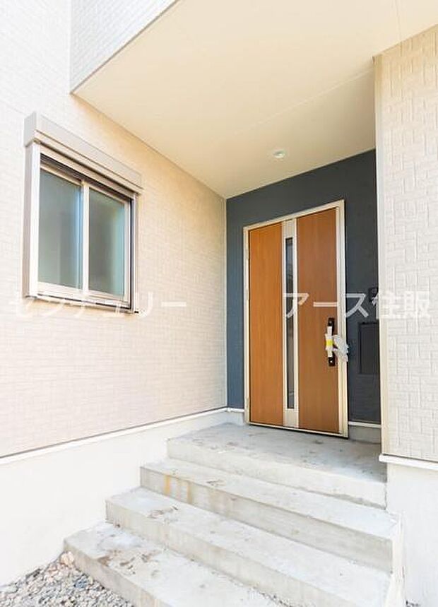 「おかえり」と「いってらっしゃい」を優しく包み込む、明るく広々とした玄関。家族の毎日が、ここから気持ちよく始まります。