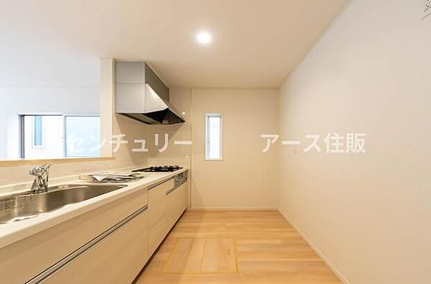 「広々ワイドサイズなシステムキッチン」せっかくのお料理空間。毎日の事だから広々システムキッチン。