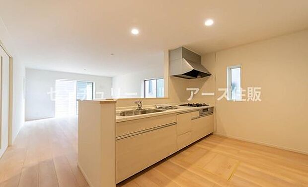 「全体を見渡せる安心感」家族の会話が弾む奥様に人気の高いカウンターキッチン、料理しながらお子様の様子の確認ができ移動しやすい広いキッチンスペースです。