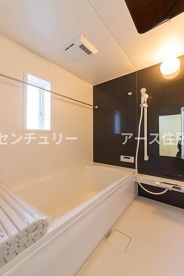 「広々バスルーム」白を基調とした清潔感のあるバスルームは是非足を延ばしてくつろいで欲しい空間。一日の疲れを癒し良質な睡眠にもつながります。