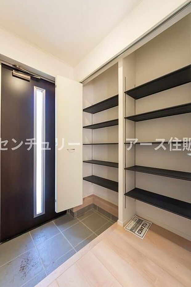 「おかえり」と「いってらっしゃい」を優しく包み込む、明るく広々とした玄関。家族の毎日が、ここから気持ちよく始まります。