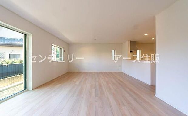 「上質な空間を」開放感と日当たりの良さに恵まれたリビング空間。上質な光は身体だけでなく心も温めてくれる。圧迫感のない空間を是非、ご堪能下さい。