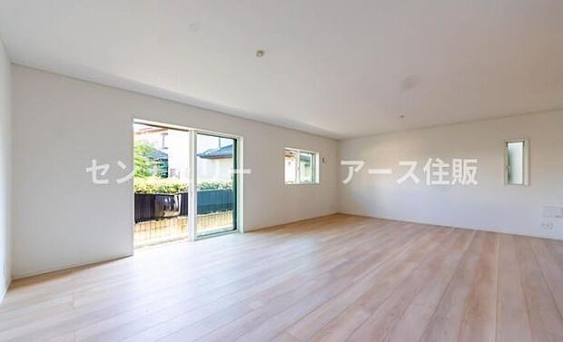 「家族が大好きなリビング」みんなが集まる広いリビング。みんなが大好きなリビングで家族団らん。みんなが集まるからこそ、一層の開放感を手にする素敵な住まい。