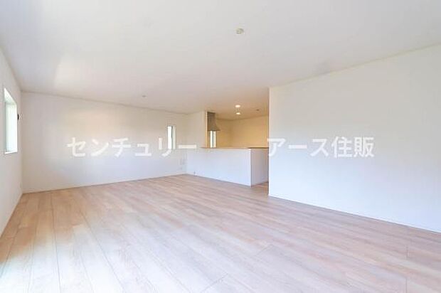 「家族が大好きなリビング」みんなが集まる広いリビング。みんなが大好きなリビングで家族団らん。みんなが集まるからこそ、一層の開放感を手にする素敵な住まい。