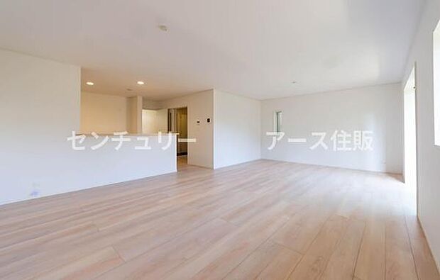 「上質な空間を」開放感と日当たりの良さに恵まれたリビング空間。上質な光は身体だけでなく心も温めてくれる。圧迫感のない空間を是非、ご堪能下さい。