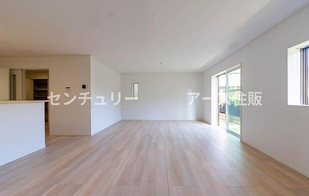 「家族が大好きなリビング」みんなが集まる広いリビング。みんなが大好きなリビングで家族団らん。みんなが集まるからこそ、一層の開放感を手にする素敵な住まい。