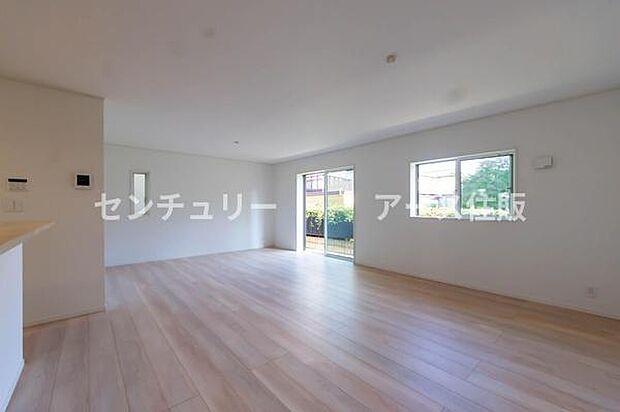 「上質な空間を」開放感と日当たりの良さに恵まれたリビング空間。上質な光は身体だけでなく心も温めてくれる。圧迫感のない空間を是非、ご堪能下さい。