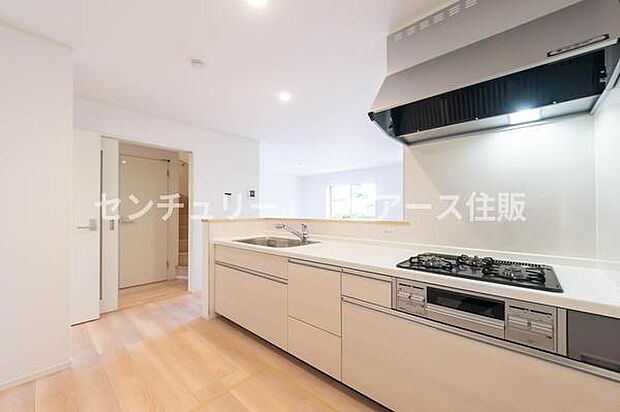 「全体を見渡せる安心感」家族の会話が弾む奥様に人気の高いカウンターキッチン、料理しながらお子様の様子の確認ができ移動しやすい広いキッチンスペースです。