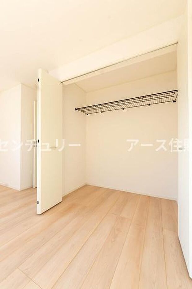 天井まで伸びる収納嬉しい収納力の高いクローゼット付き。天井付近までしっかりと収納ができる使い勝手の良いクローゼット。