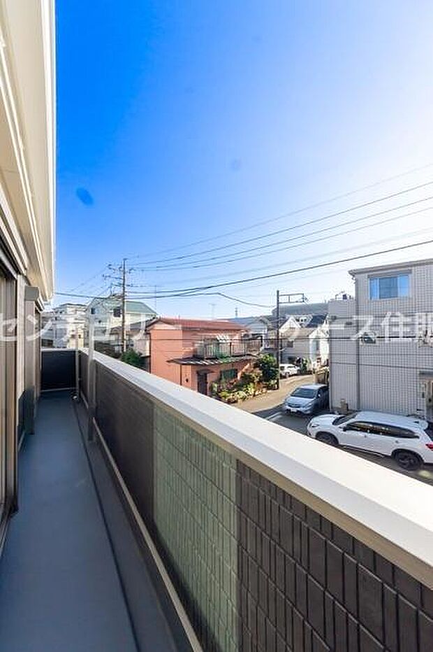 「清々しいバルコニー」広々としたバルコニーは陽当たりはもちろん、解放感や眺望も楽しめます。碧空を満喫し心が透きとおる。癒される心地よい空間。