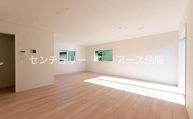 「家族が大好きなリビング」みんなが集まる広いリビング。みんなが大好きなリビングで家族団らん。みんなが集まるからこそ、一層の開放感を手にする素敵な住まい。