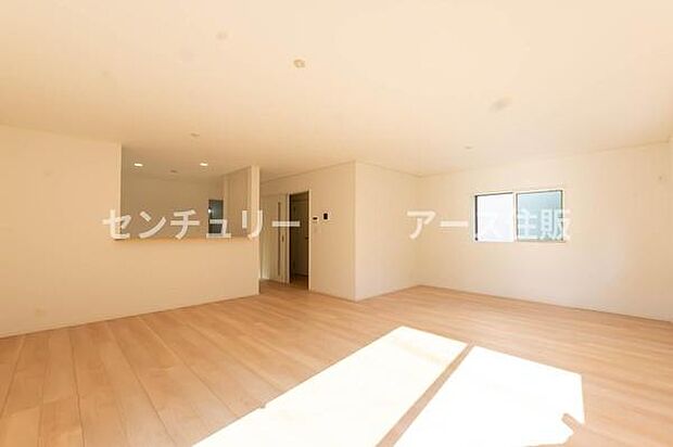 陽だまりが心地よい、広々としたリビング・ダイニング。家族が集うこの場所から、たくさんの思い出が生まれます。明るい未来を描ける住まいです。