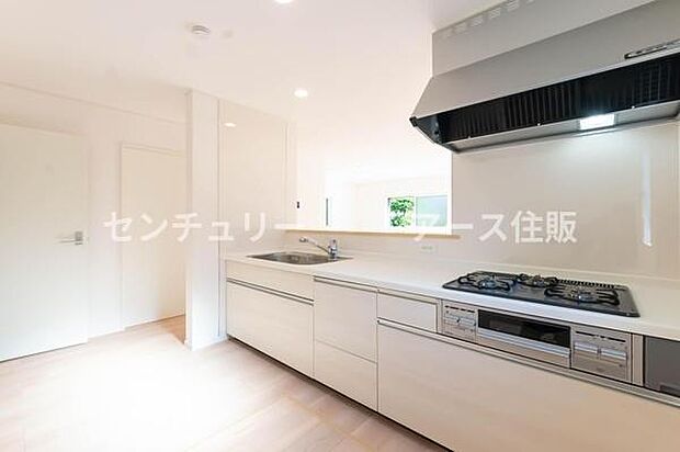 「全体を見渡せる安心感」家族の会話が弾む奥様に人気の高いカウンターキッチン、料理しながらお子様の様子の確認ができ移動しやすい広いキッチンスペースです。