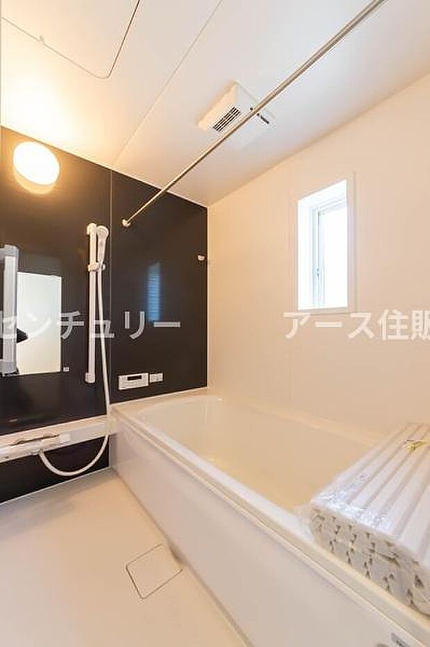 「広々バスルーム」白を基調とした清潔感のあるバスルームは是非足を延ばしてくつろいで欲しい空間。一日の疲れを癒し良質な睡眠にもつながります。