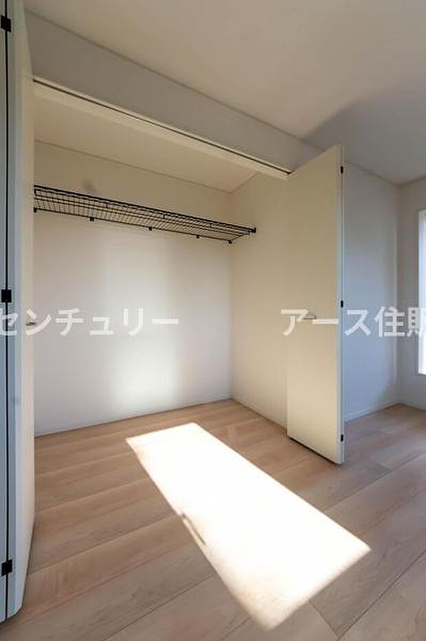 天井まで伸びる収納嬉しい収納力の高いクローゼット付き。天井付近までしっかりと収納ができる使い勝手の良いクローゼット。