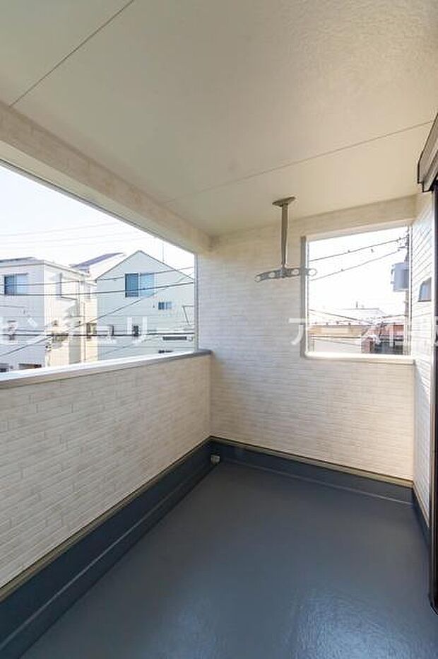 「清々しいバルコニー」広々としたバルコニーは陽当たりはもちろん、解放感や眺望も楽しめます。碧空を満喫し心が透きとおる。癒される心地よい空間。