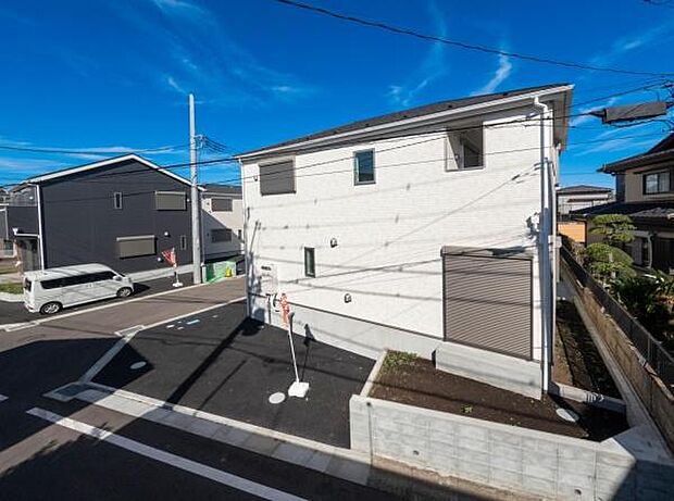 「マイホームの喜びを感じる」スタイリッシュなデザインに心満たされる。憧れのマイホームに相応しい美しく映える外観です。日当たりが良く開放感も魅力です。