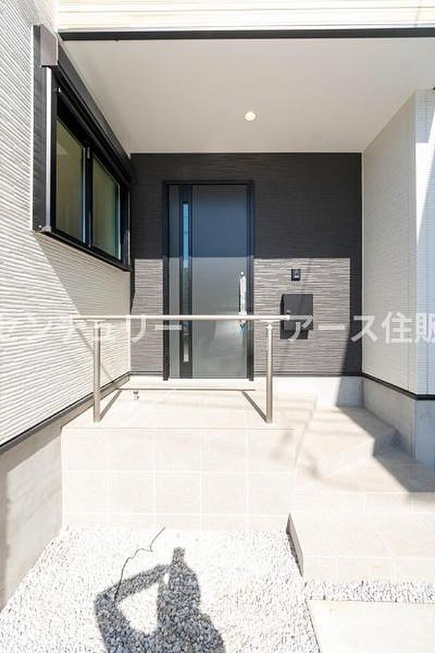 「おかえり」と「いってらっしゃい」を優しく包み込む、明るく広々とした玄関。家族の毎日が、ここから気持ちよく始まります。