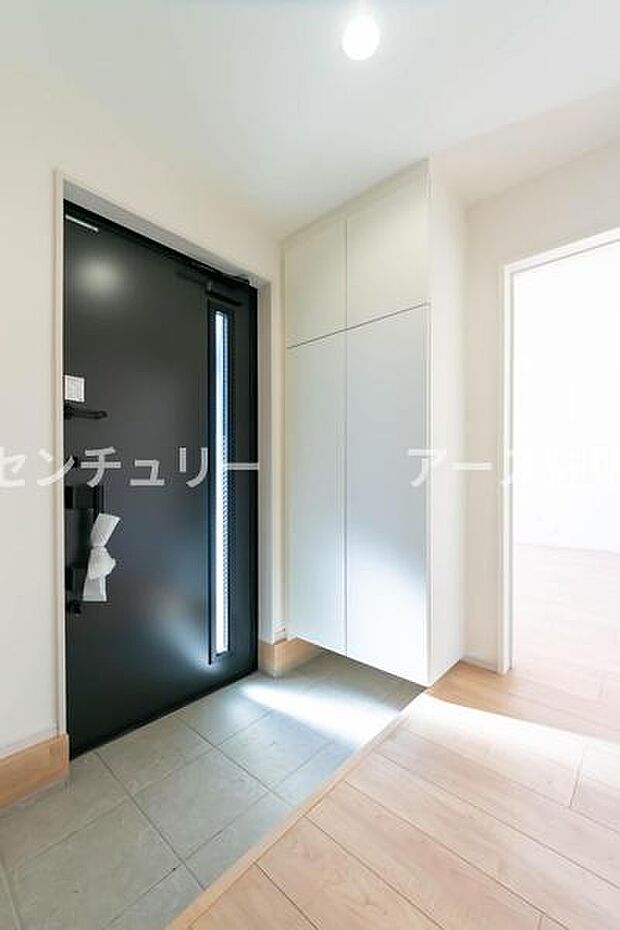 「おかえり」と「いってらっしゃい」を優しく包み込む、明るく広々とした玄関。家族の毎日が、ここから気持ちよく始まります。