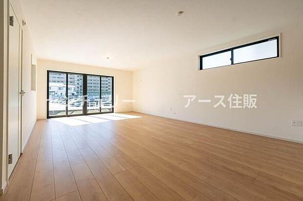 青空と光が映える明るいリビング。広々としたダイニングで、家族団らんのひとときを。