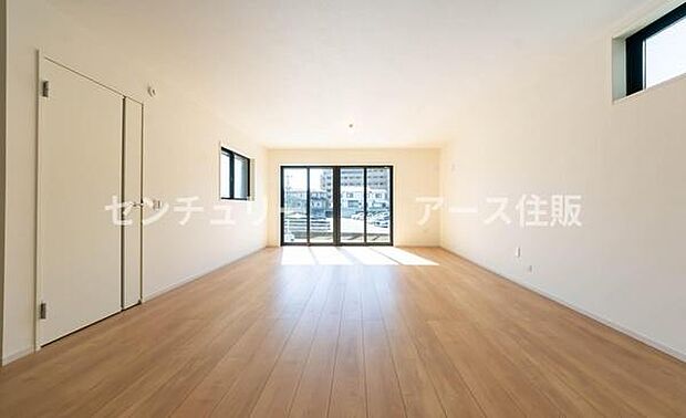 陽光が降り注ぐ、明るく開放的なLDK。家族の笑顔が集まる温かな空間で、お子様の成長を伸び伸びと見守れます。