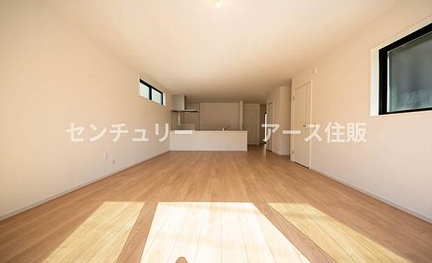 「上質な空間を」開放感と日当たりの良さに恵まれたリビング空間。上質な光は身体だけでなく心も温めてくれる。圧迫感のない空間を是非、ご堪能下さい。