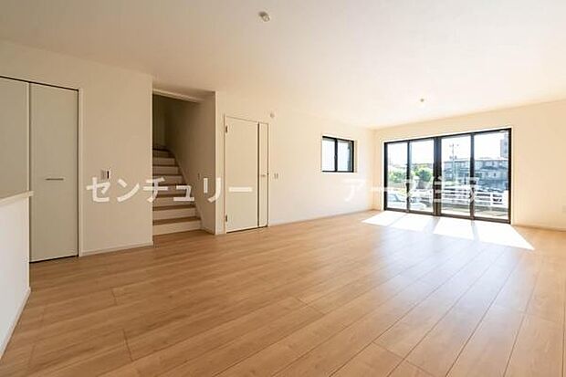 「家族が大好きなリビング」みんなが集まる広いリビング。みんなが大好きなリビングで家族団らん。みんなが集まるからこそ、一層の開放感を手にする素敵な住まい。