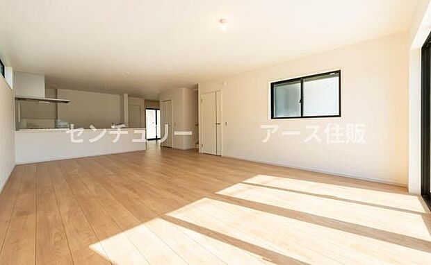 陽だまりが心地よい、広々としたリビング・ダイニング。家族が集うこの場所から、たくさんの思い出が生まれます。明るい未来を描ける住まいです。