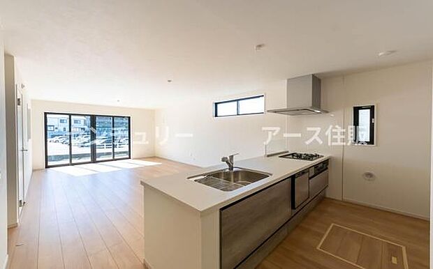 毎日の料理が楽しくなる、機能的で明るいキッチンスペース。ゆとりある動線で、忙しい朝もスムーズに。家族の「おいしい」を育む場所です。