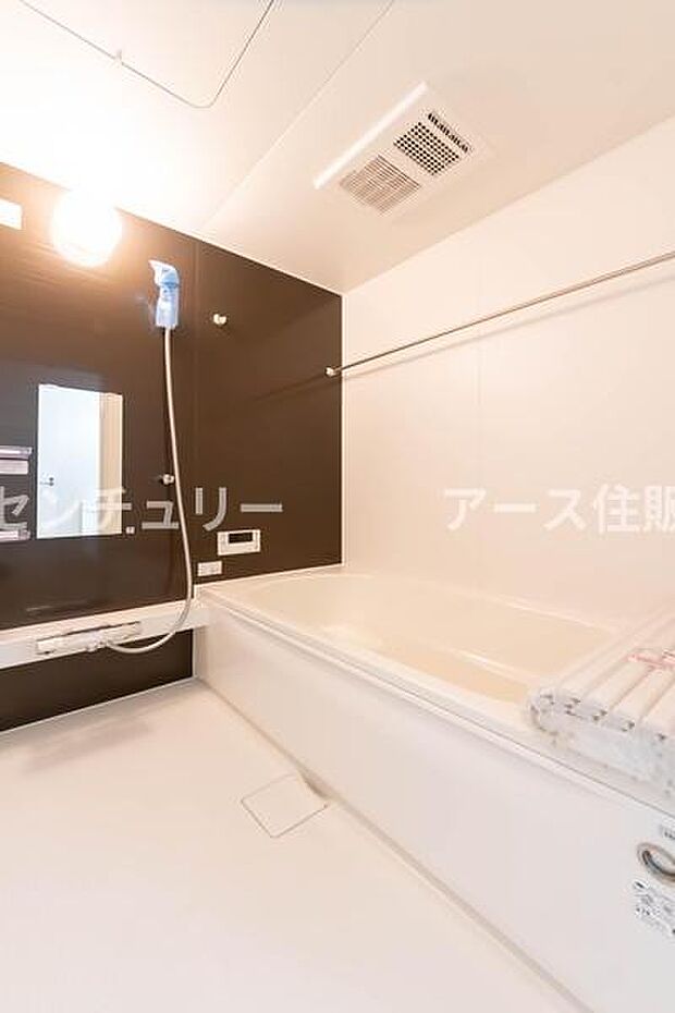 「疲れを癒す空間」広々とした雰囲気の良いバスルーム。お子様と一緒にお風呂に入る楽しみ、思い出の一ページが刻まれる大切な瞬間