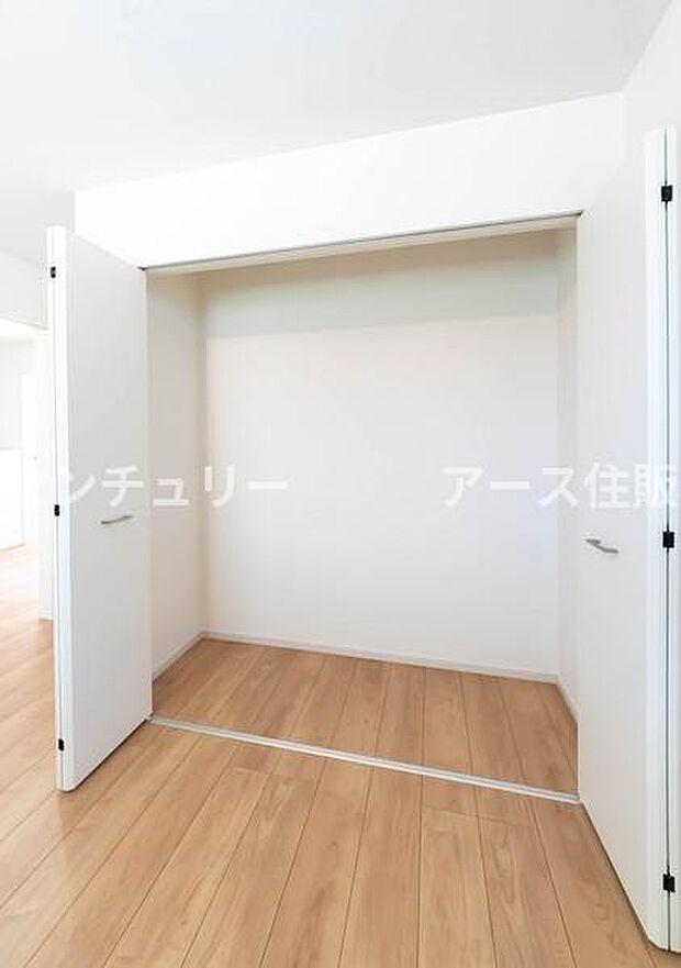 天井まで伸びる収納嬉しい収納力の高いクローゼット付き。天井付近までしっかりと収納ができる使い勝手の良いクローゼット。