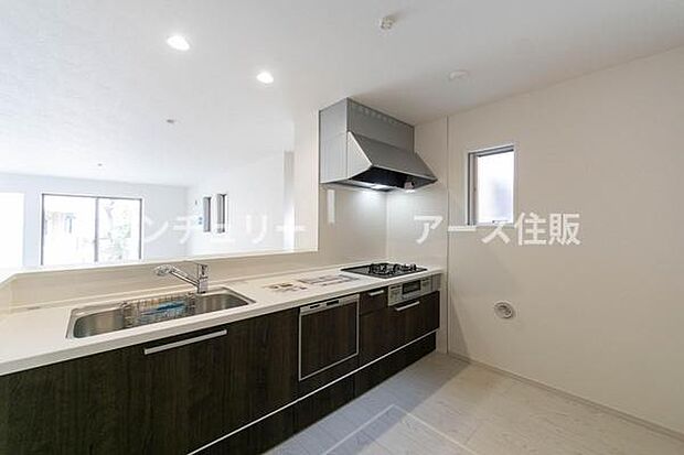 「全体を見渡せる安心感」家族の会話が弾む奥様に人気の高いカウンターキッチン、料理しながらお子様の様子の確認ができ移動しやすい広いキッチンスペースです。