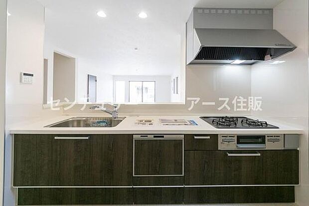 「全体を見渡せる安心感」家族の会話が弾む奥様に人気の高いカウンターキッチン、料理しながらお子様の様子の確認ができ移動しやすい広いキッチンスペースです。