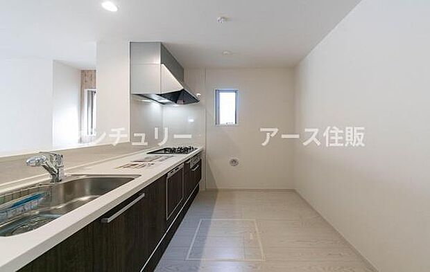 「広々ワイドサイズなシステムキッチン」せっかくのお料理空間。毎日の事だから広々システムキッチン。