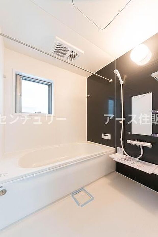 「広々バスルーム」白を基調とした清潔感のあるバスルームは是非足を延ばしてくつろいで欲しい空間。一日の疲れを癒し良質な睡眠にもつながります。