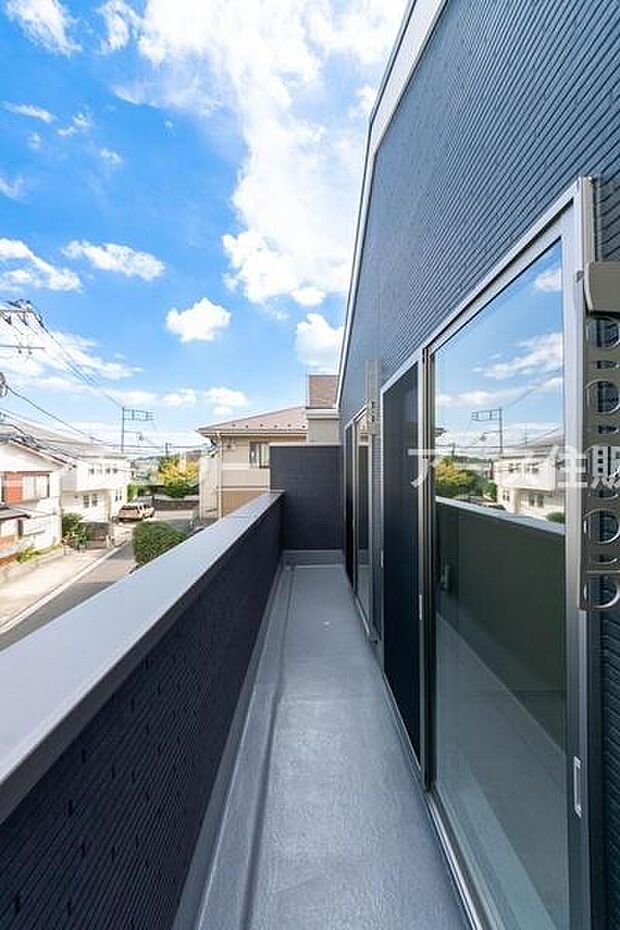 「清々しいバルコニー」広々としたバルコニーは陽当たりはもちろん、解放感や眺望も楽しめます。碧空を満喫し心が透きとおる。癒される心地よい空間。