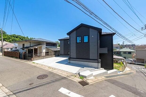 開放感あふれる、広々とした駐車スペース。お好みの外構アレンジで、あなただけの理想の庭を叶えます。