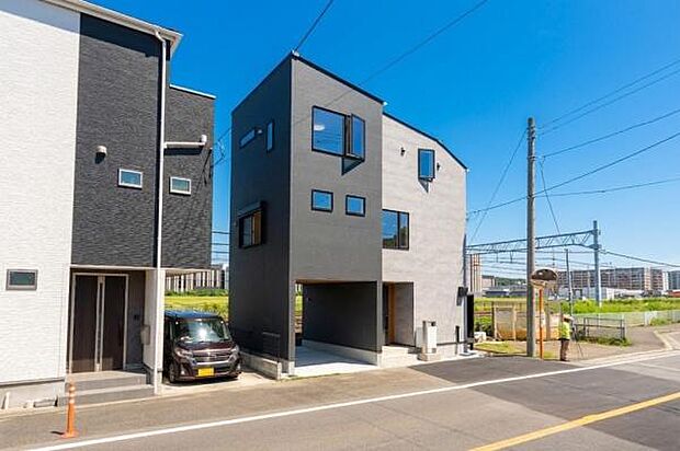 「街並みに溶け込むシンプルなデザイン」飽きのこないシンプルなデザイン。一生のマイホームだからずっとここで暮らしたい。家族の人生とともにあるマイホーム。