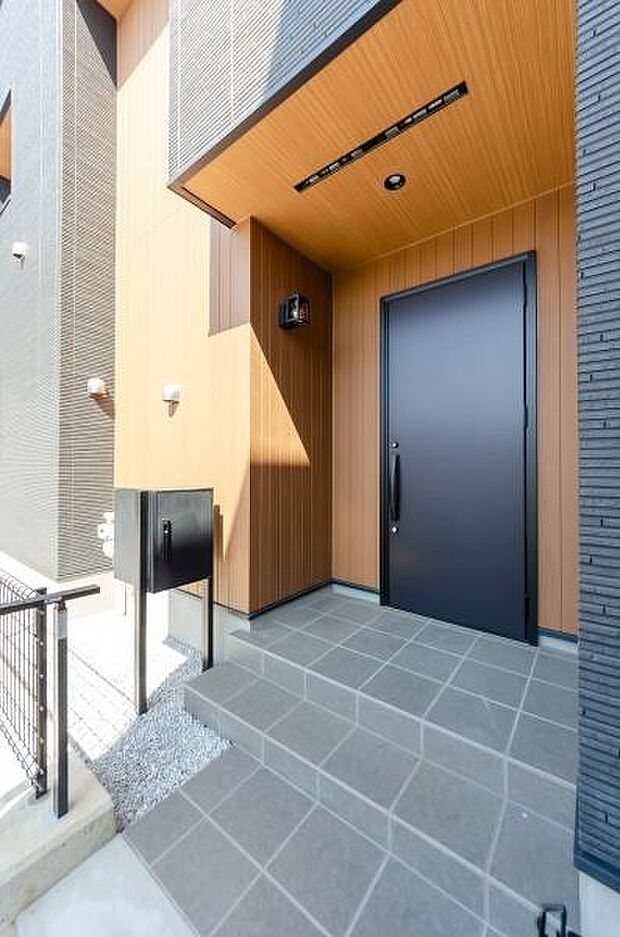 「おかえり」と「いってらっしゃい」を優しく包み込む、明るく広々とした玄関。家族の毎日が、ここから気持ちよく始まります。