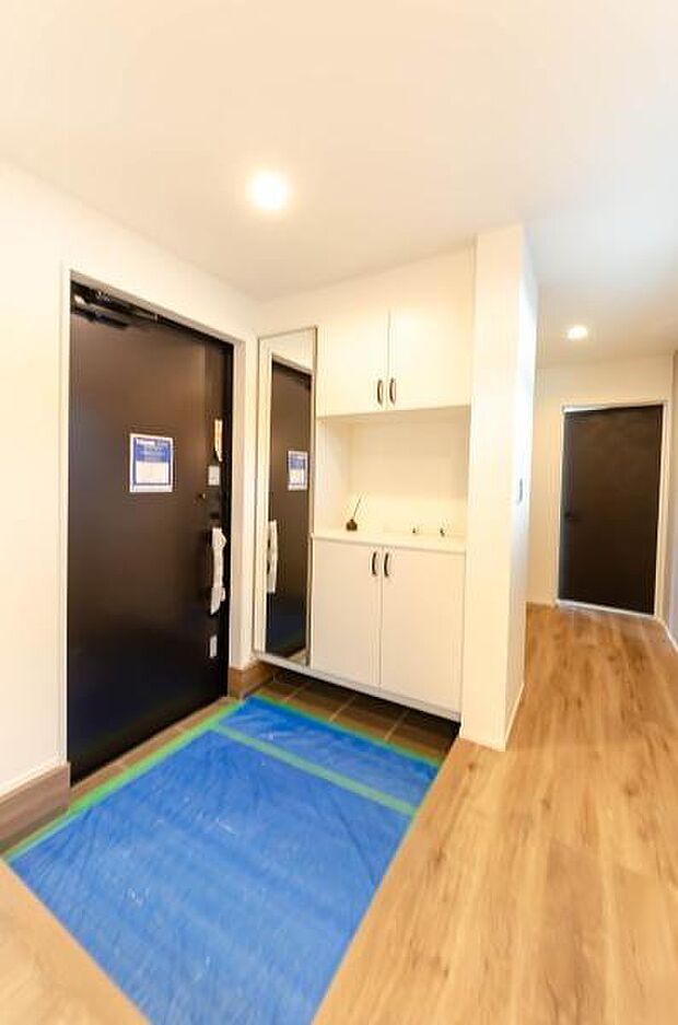 「おかえり」と「いってらっしゃい」を優しく包み込む、明るく広々とした玄関。家族の毎日が、ここから気持ちよく始まります。