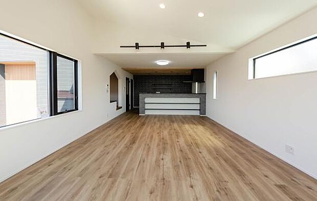 キッチンからリビング全体を見渡せる安心感。お料理中も遊ぶお子様の姿が見えるから、日々の何気ない会話も自然と弾む住まいです。