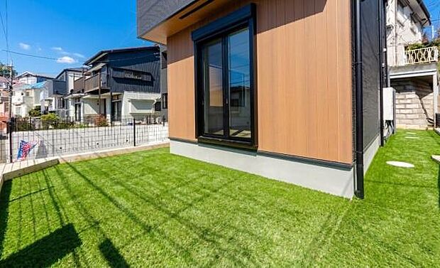 「憧れのガーデンライフ」碧空とガーデンライフが可能な日々の暮らしを豊かに彩ります。(注)人工芝はCGで、イメージ画像です。実際には付いておりません。