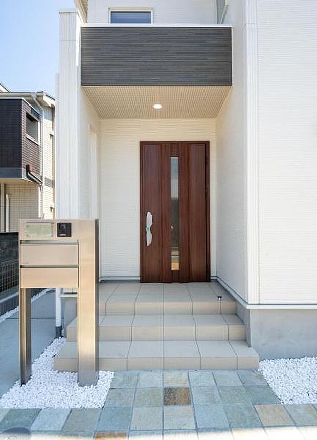 「おかえりなさい」を優しく迎える、明るく上質な玄関。家に帰るのが毎日楽しみになる、我が家の自慢の顔となる空間です。