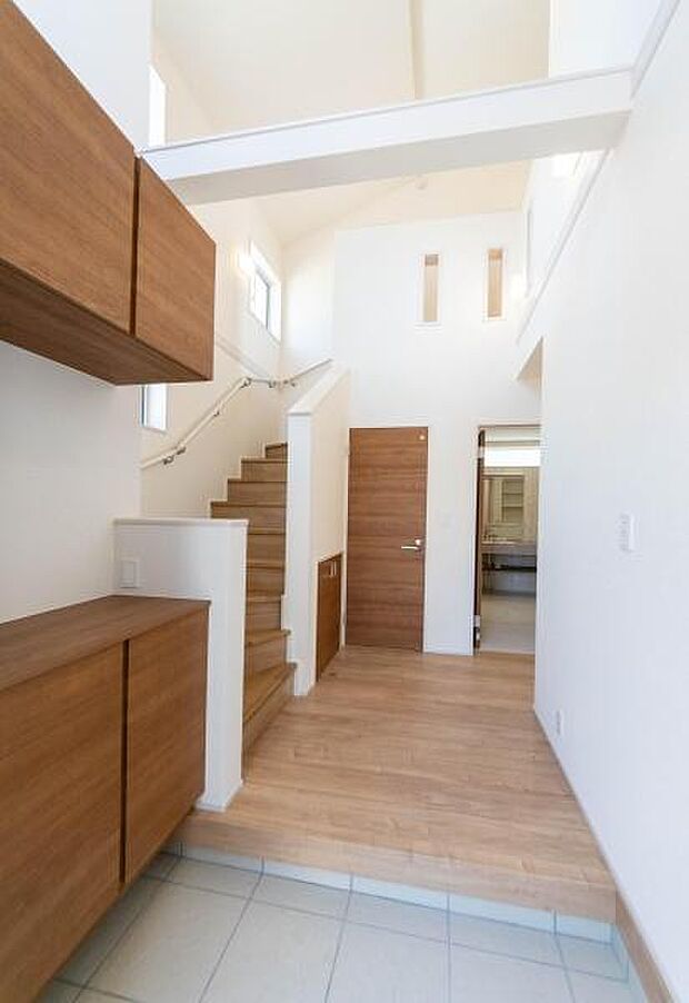 「おかえりなさい」を優しく迎える、明るく上質な玄関。家に帰るのが毎日楽しみになる、我が家の自慢の顔となる空間です。