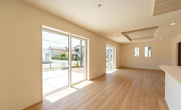 「上質な空間を」開放感と日当たりの良さに恵まれたリビング空間。上質な光は身体だけでなく心も温めてくれる。圧迫感のない空間を是非、ご堪能下さい。