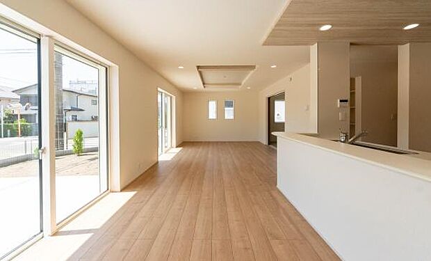 「家族が大好きなリビング」みんなが集まる広いリビング。みんなが大好きなリビングで家族団らん。みんなが集まるからこそ、一層の開放感を手にする素敵な住まい。