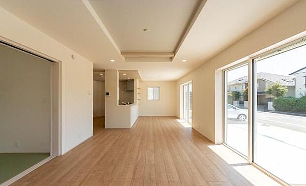 「家族が大好きなリビング」みんなが集まる広いリビング。みんなが大好きなリビングで家族団らん。みんなが集まるからこそ、一層の開放感を手にする素敵な住まい。