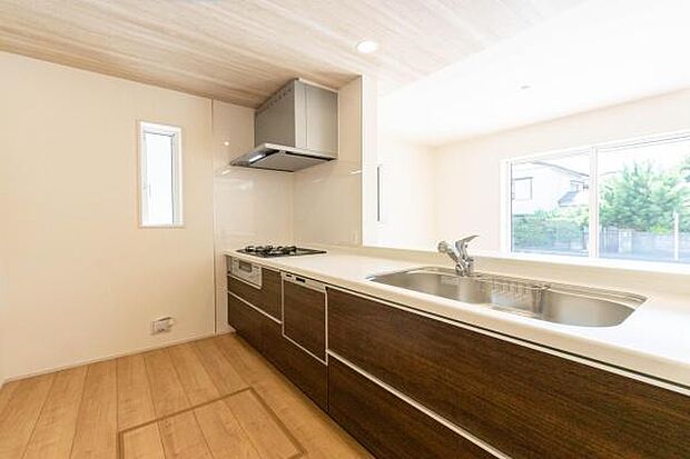 「全体を見渡せる安心感」家族の会話が弾む奥様に人気の高いカウンターキッチン、料理しながらお子様の様子の確認ができ移動しやすい広いキッチンスペースです。